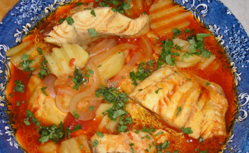 Bakalar u crvenom moru – Raskošna kombinacija ribe i aromatičnog umaka