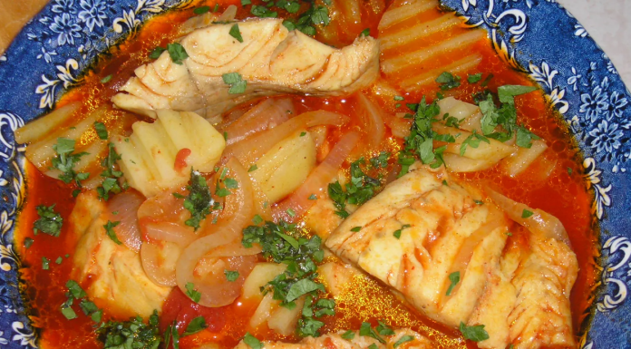 Bakalar u crvenom moru – Raskošna kombinacija ribe i aromatičnog umaka