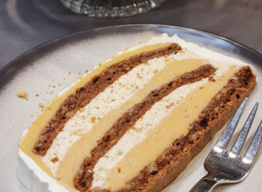 Domaća PLAZMA KARAMEL TORTA – Kremasta, mekana i savršeno slatka!