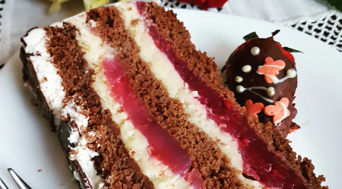 Kapri torta s crnim vinom – Kombinacija čokolade, vina i voća koja oduševljava!