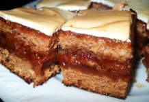 Starinski kolač sa pekmezom od šljiva – Jednostavno, jeftino i savršeno!