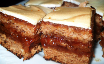Starinski kolač sa pekmezom od šljiva – Jednostavno, jeftino i savršeno!