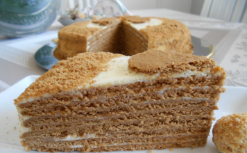 Slojevi koji očaravaju: Napravite legendarnu RUSKU MEDENU TORTU kod kuće!