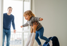 Lekari su digli ruke, ali jedna dadilja je verovala: Čudo koje je promenilo sudbinu devojčice