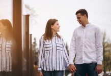 Porodica je ponižavala njegovu ženu, a onda je on ušao na vrata