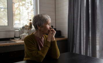 Zamolila je sina za novac za lekove – Dao joj je nudle, a onda je otkrila istinu