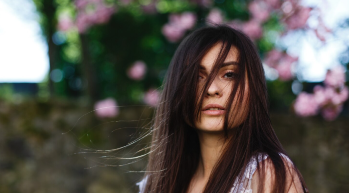 „Kada poniženje postane snaga: Kako je konobarica otkrilа tajne bogataša“