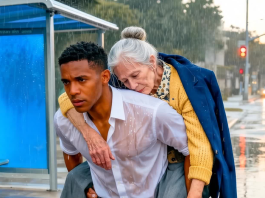 Svi su prošli pored nje, samo je on stao: priča o mladiću čija je dobrota otvorila vrata uspeha