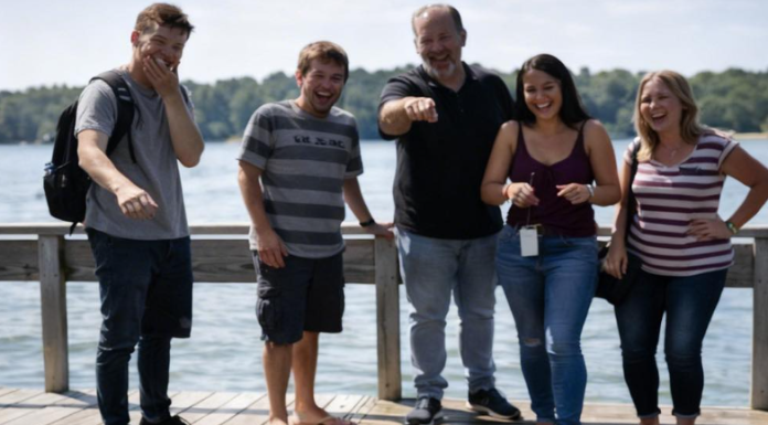 Unuk se smejao dok se baka davila