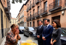 Tri Rolls-Roycea stala su ispred mog štanda — a onda je čovek u skupom odelu zaplakao