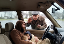 Došao sam da iznenadim sina za rođendan — zatekao sam ga kako živi u autu