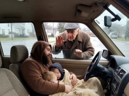 Došao sam da iznenadim sina za rođendan — zatekao sam ga kako živi u autu