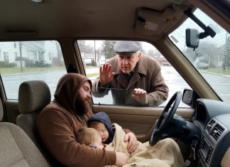 Došao sam da iznenadim sina za rođendan — zatekao sam ga kako živi u autu