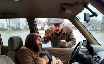 Došao sam da iznenadim sina za rođendan — zatekao sam ga kako živi u autu