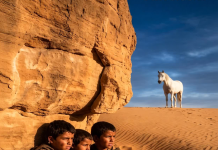 Bogataš koji je napustio svoju decu u pustinji — spasio ih je neočekivani svedok