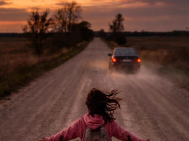 Ostavili su moju ćerku pored puta — i njihov savršeni svet se srušio za dva sata