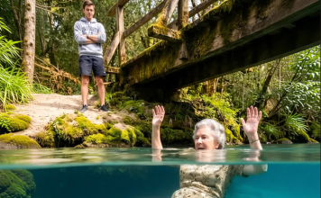 Moj unuk me gurnuo u jezero, smejao se dok sam tonula – ali nisam bila nemoćna