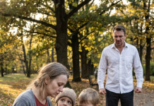 Bogati čovek je video majku kako deli jedan obrok između svoje dece – i ono što je zatim uradio promenilo je njihove živote