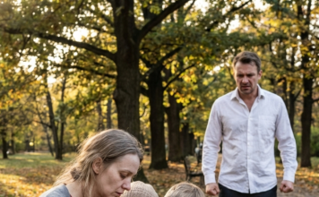 Bogati čovek je video majku kako deli jedan obrok između svoje dece – i ono što je zatim uradio promenilo je njihove živote