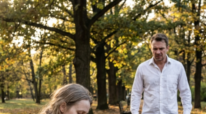 Bogati čovek je video majku kako deli jedan obrok između svoje dece – i ono što je zatim uradio promenilo je njihove živote