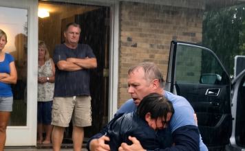 Smejali su se dok je ona klečala: moj odgovor ih je ućutkao