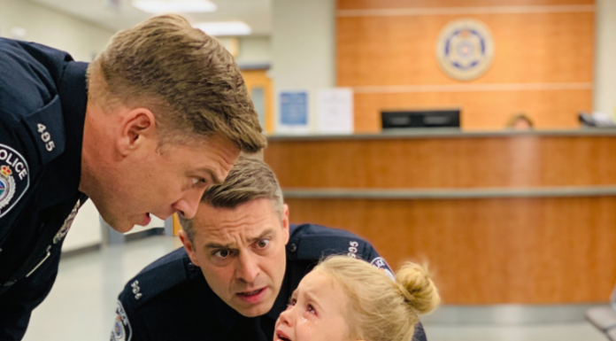 Devojčica došla u policiju da prizna „zločin“ – ono što je rekla rasplakalo je sve prisutne