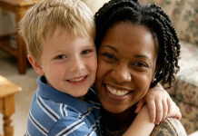 „Moj petogodišnji sin je rekao da se dadilja zaključava u mojoj sobi — kada sam se vratila ranije kući, ostala sam bez reči“