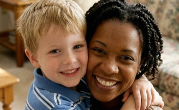 „Moj petogodišnji sin je rekao da se dadilja zaključava u mojoj sobi — kada sam se vratila ranije kući, ostala sam bez reči“