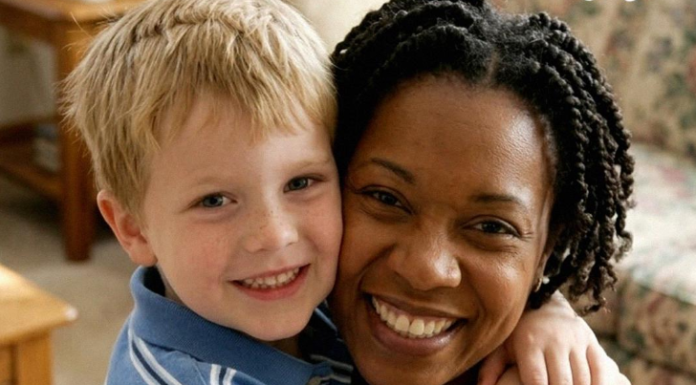 „Moj petogodišnji sin je rekao da se dadilja zaključava u mojoj sobi — kada sam se vratila ranije kući, ostala sam bez reči“