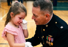 Došla je bez oca na ples, ali ono što se desilo ostavilo je sve bez reči