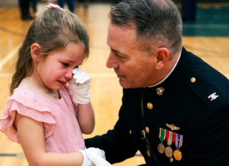 Došla je bez oca na ples, ali ono što se desilo ostavilo je sve bez reči