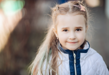 Bogata majka ih je ismejavala… a istina je eksplodirala pred celom školom