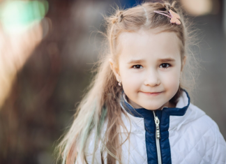 Bogata majka ih je ismejavala… a istina je eksplodirala pred celom školom