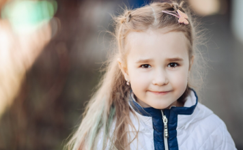 Bogata majka ih je ismejavala… a istina je eksplodirala pred celom školom