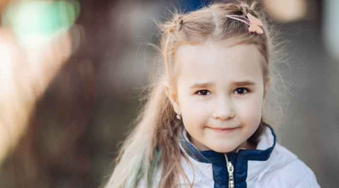 Bogata majka ih je ismejavala… a istina je eksplodirala pred celom školom