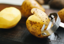 Nikada više ne bacajte KORE OD KROMPIRA: evo kako mogu učiniti zemlju PLODNIJOM