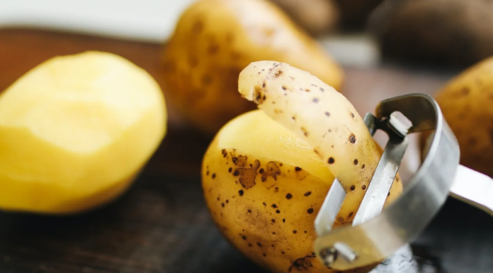 Nikada više ne bacajte KORE OD KROMPIRA: evo kako mogu učiniti zemlju PLODNIJOM