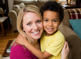 Mislila je da joj je sin mrtav — a onda je jedne noći čula njegov glas ispred vrata