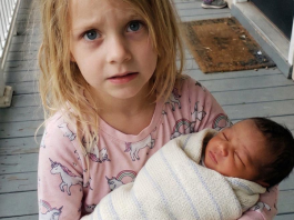 Moja osmogodišnja ćerka pronašla je bebu pored štale — i optužila mog muža da ju je ostavio