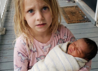 Moja osmogodišnja ćerka pronašla je bebu pored štale — i optužila mog muža da ju je ostavio