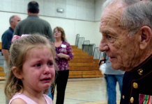 Moju ćerku su ismevali jer je došla sama na ples — a onda su ušli marinci i sve promenili