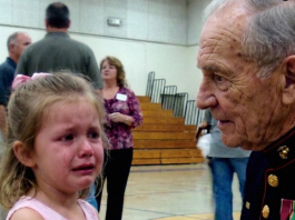 Moju ćerku su ismevali jer je došla sama na ples — a onda su ušli marinci i sve promenili