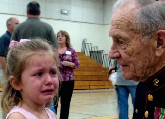 Moju ćerku su ismevali jer je došla sama na ples — a onda su ušli marinci i sve promenili