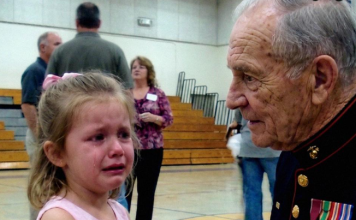 Moju ćerku su ismevali jer je došla sama na ples — a onda su ušli marinci i sve promenili