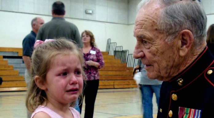 Moju ćerku su ismevali jer je došla sama na ples — a onda su ušli marinci i sve promenili