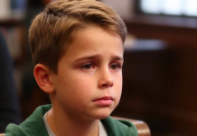 „Muž joj je uzeo sve — dok 10-godišnjak nije ustao i šokirao sudiju“