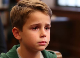 „Muž joj je uzeo sve — dok 10-godišnjak nije ustao i šokirao sudiju“