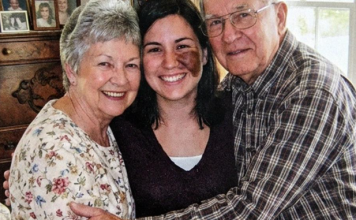 Usvojili smo devojčicu koju niko nije želeo — 25 godina kasnije stiglo je pismo koje je promenilo sve