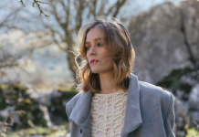 Ceo život su me zvali „glupom“ — a onda je na sestrinoj proslavi stigla koverta koja je sve promenila