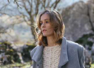 Ceo život su me zvali „glupom“ — a onda je na sestrinoj proslavi stigla koverta koja je sve promenila